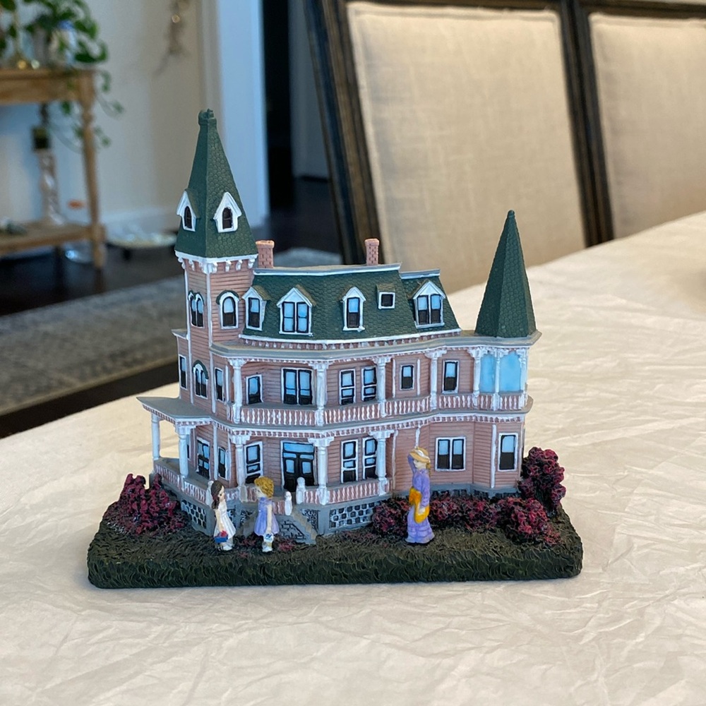 Collectible House Figurine - Catherine Karnes
Munn Cape May New Jersey